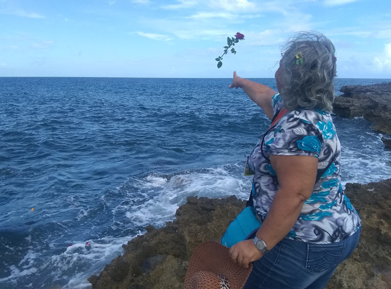 Delegados y artistas lanzaron rosas al mar, muy cerca del Monumento consagrado al V Centenario del descubrimiento mutuo de dos mundos. FCI Bariay 2