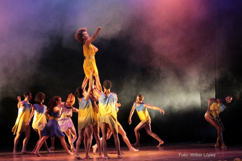 Presentación de la Compañía de Rosario Cárdenas en el teatro Eddy Suñol. Fiesta cult Iberom cierre 3