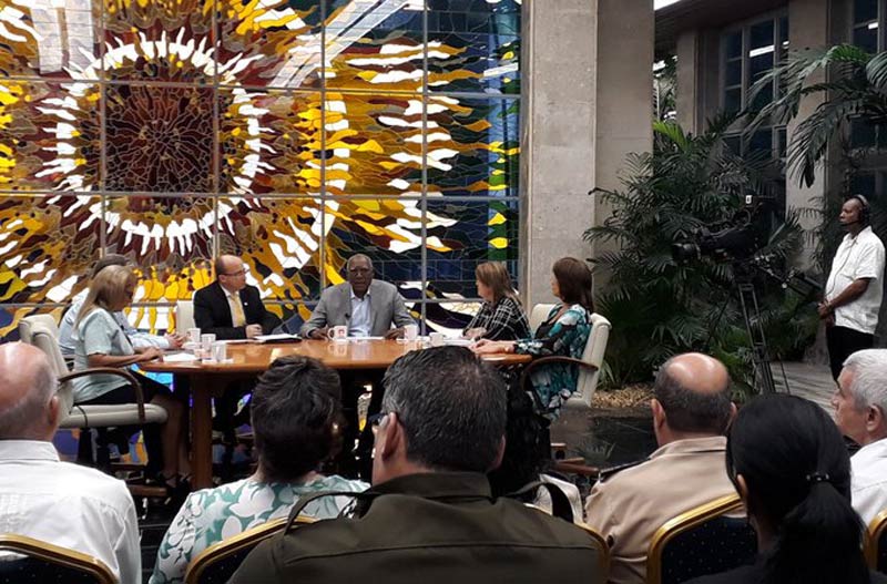 Salvador Valdés Mesa, vicepresidente de la República, Comparece en la Mesa Redonda para aclarar, responder las dudas y opiniones de la población sobre las medidas anunciadas. Nuevas medidas mesa Red 2