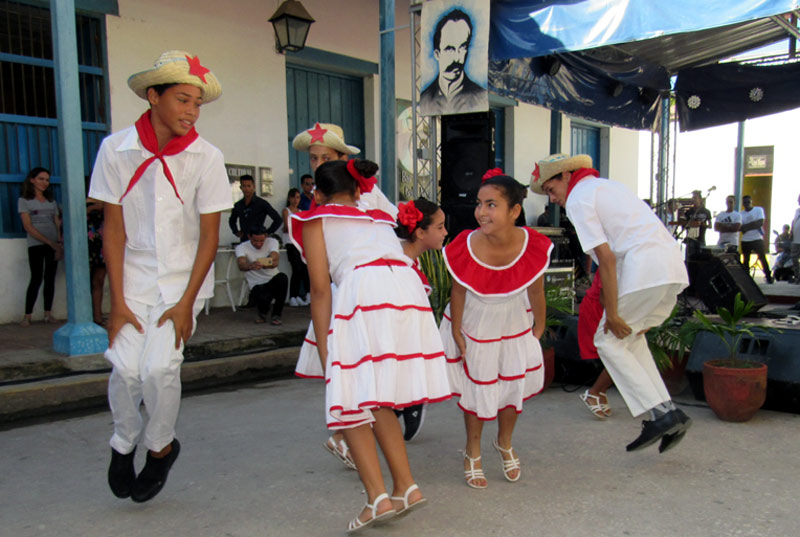 El Callejón de los Milagros de la Plaza de la Marqueta, se convirtió en escenario del acto provincial por el aniversario 15 de la Brigada de Instructores de Arte José Martí (BJM). brigada jose marti 2