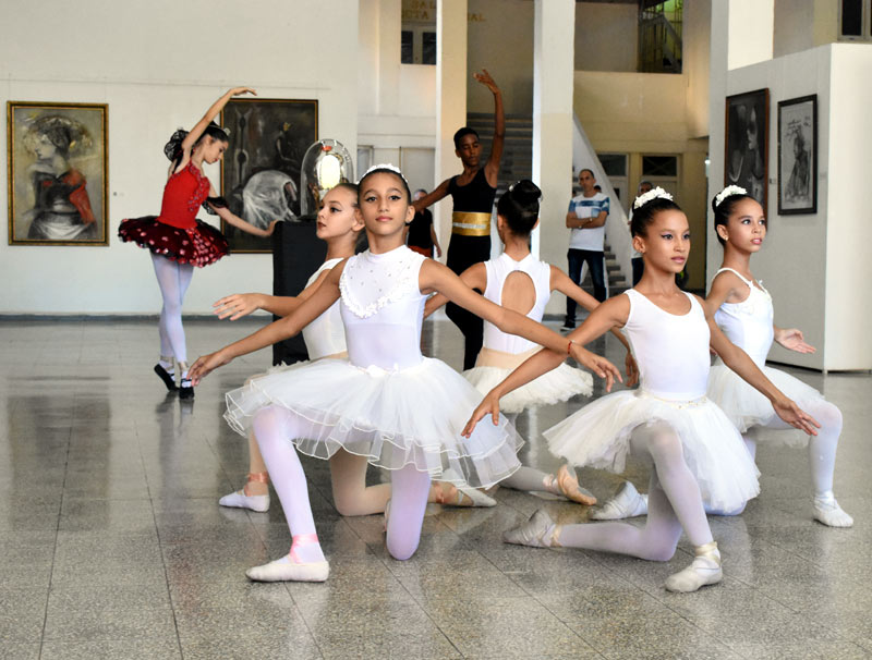 Cerca de 60 piezas adornan el salón principal del Centro de Arte expo alicia 3