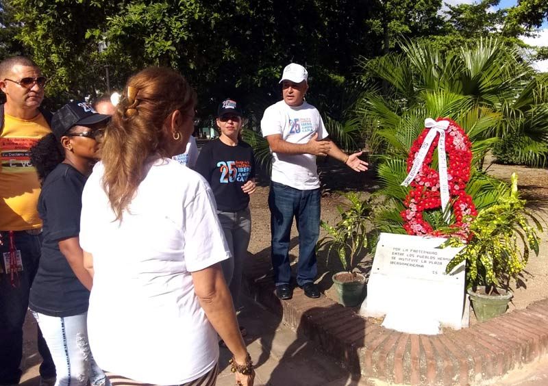 trabajadores de la institución depositaron la tradicional ofrenda floral en la tarja que recuerda la instauración de la Plaza de Iberoamérica el 25 de octubre de 1993, en el Parque Carlos Manuel de Céspedes (San José)trabajadores de la institución depositaron la tradicional ofrenda floral en la tarja que recuerda la instauración de la Plaza de Iberoamérica el 25 de octubre de 1993, en el Parque Carlos Manuel de Céspedes (San José). Fotos: De la autora fuestacultura2