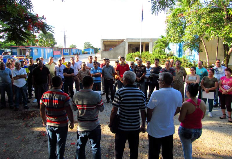 En la Unidad Empresarial de Base Gráfica de la División Oriente Norte de Geocuba los trabajadores civiles de la FAR celebraron su aniversario 48. Fotors: Alexis del Toro Aniv civiles Far 1