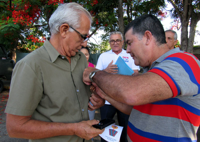 En el acto se reconocieron trabajadores con más de cinco años de labor ininterrumpida en el sector y la entrega de la Distinción Emilio Bárcenas a Oscar Batista Rodríguez, destacado trabajador. Aniv civiles Far 3