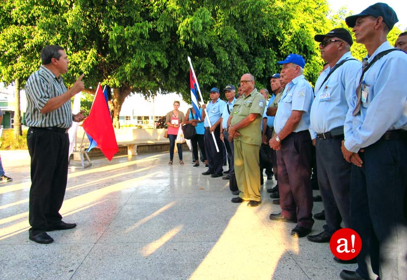 Como parte de las medidas adoptadas en el territorio se crearon diversos grupos multidisciplinarios, para el chequeo en piqueras, paradas y terminales. Fotos: Alexis del Toro abanderamiento transporte 1