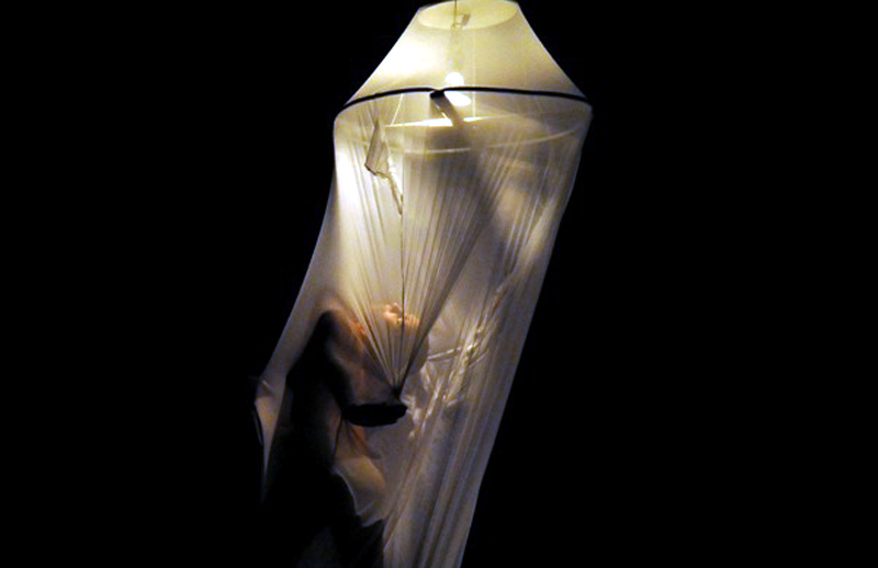 Pieza Imago, con coreografía de Vianky González e interpretada por Lianet Díaz en el espacio informal “El arte se comparte”. Foto: Carlos Rafael codanza 1