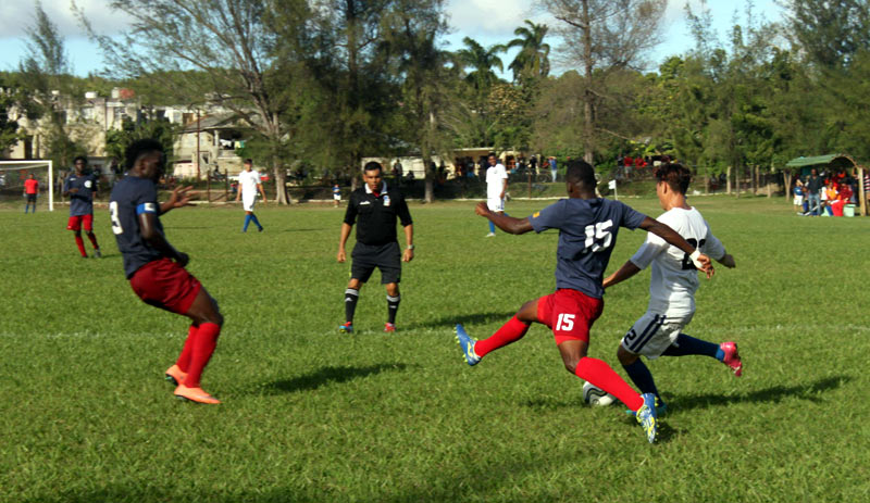 El joven Dayron Ramos Ayala (vestido de blanco) será clave en la actuación holguinera. Foto: Fernando Almanza futbol hg banes