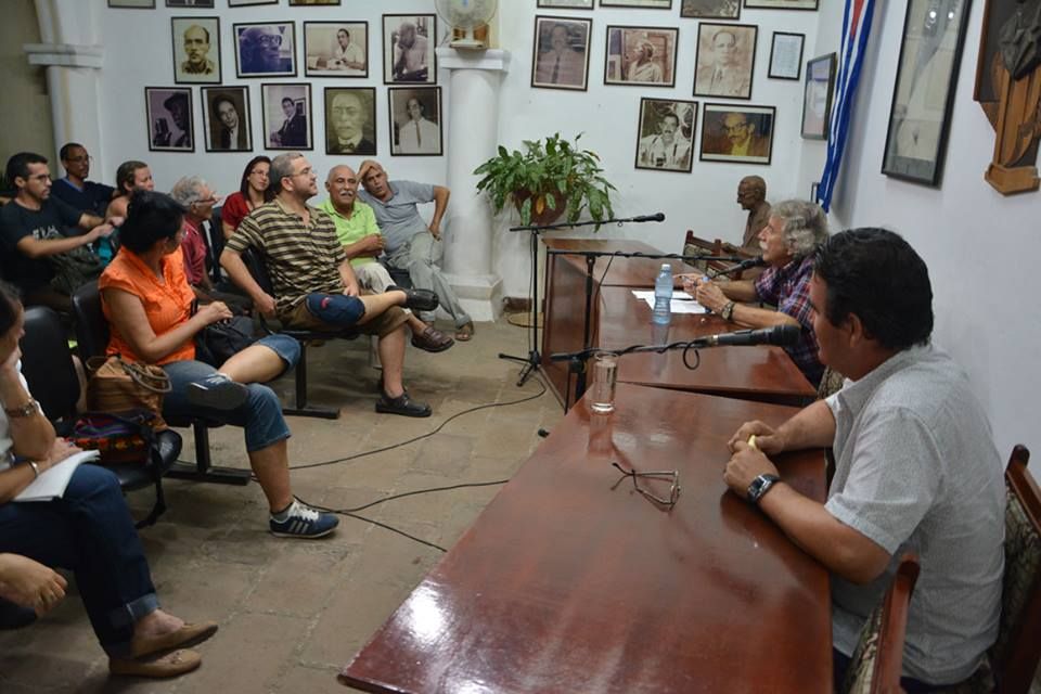 Los más adictos al Café Literario son los escritores del patio, quienes han visto continuar creciendo sus obras desde allí. Fotos: Tomadas de la página de Facebook Letras en Café manuel5
