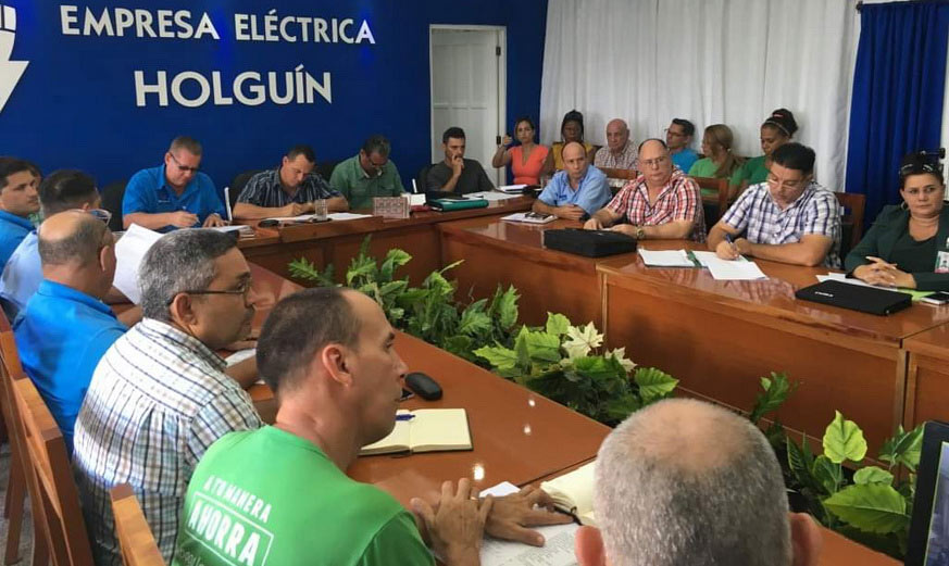 Photo: Facebook profile of the Electricity Company in Holguin. reunion empresa electrica