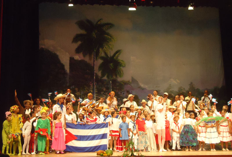Compañía Infantil Ronda de los Sueños, dirigida por Grisel Velázquez, en actuación en el Teatro Eddy Suñol. Foto: Rosana Rivero T.Suño E COMPAÑÍA RONDA