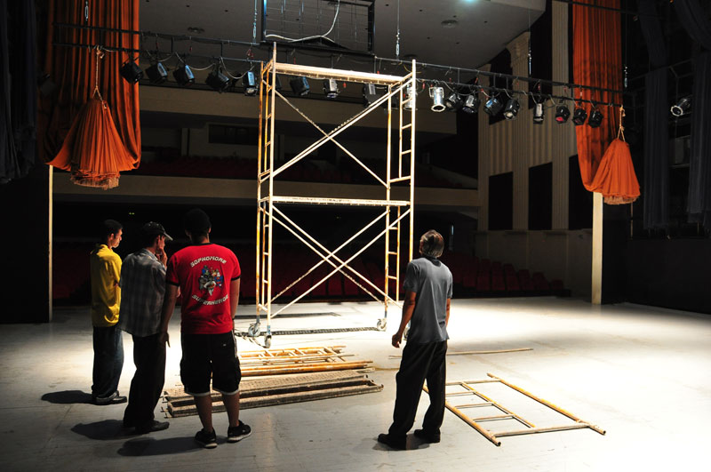 Los técnicos del Teatro Eddy Suñol aprenden del amor y el sacrificio que demanda la profesión de tramoyista. Foto: Carlos Rafael. T.Suño H TÉCNICOS