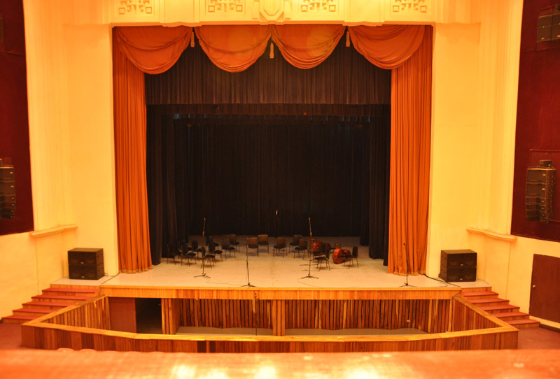 Escenario del Teatro Eddy Suñol, en el que trabajó Hipólito por tres décadas. Foto: Carlos Rafael. T.Suñol B Escenario