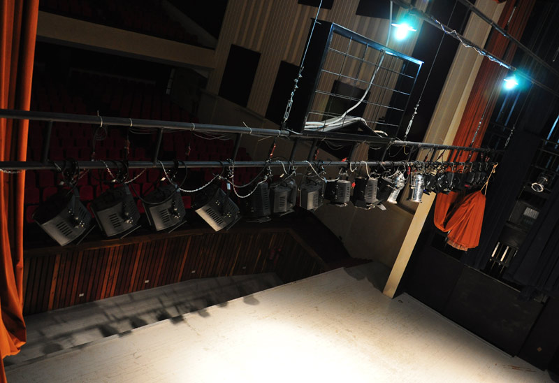 Sistema de luces actual del Teatro Eddy Suñol, desde una vista exclusiva de los tramoyistas. Foto: Carlos Rafael. T.Suñol C Luces 2