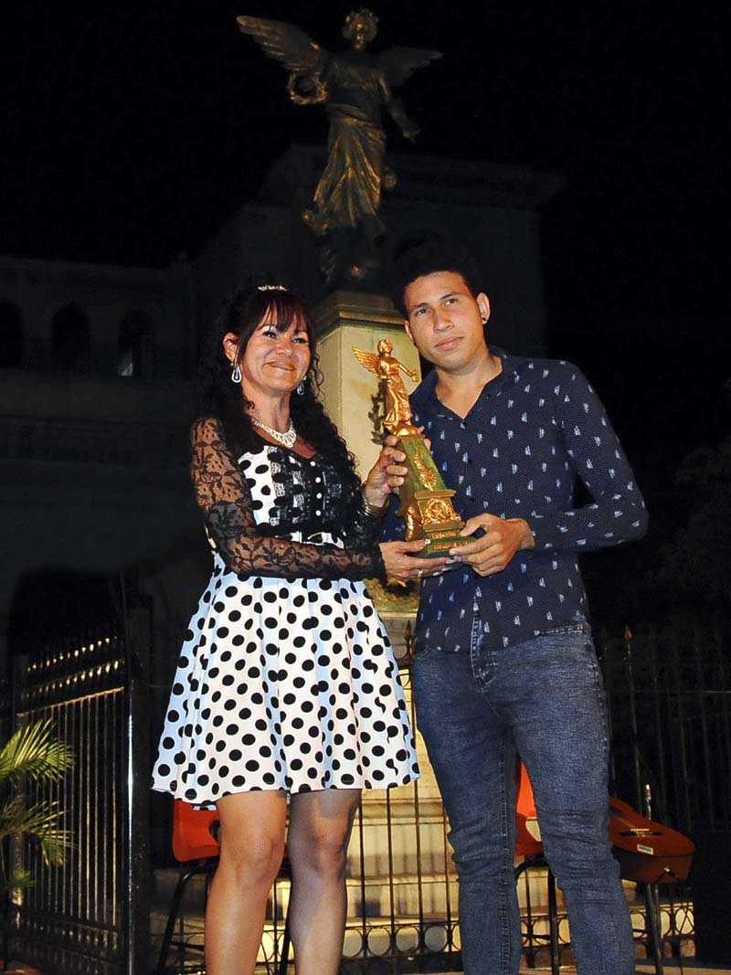 Armando Batista ganó el Premio de la XX edición del Salón Municipal de las Artes Visuales El Angelote. angelote premio hg 5