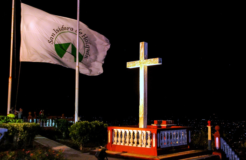 In the iconic Loma de la Cruz the people of Holguín celebrated the anniversary for the foundation of the northeastern town. Photos: Torralbas. aniversario hato hg 1