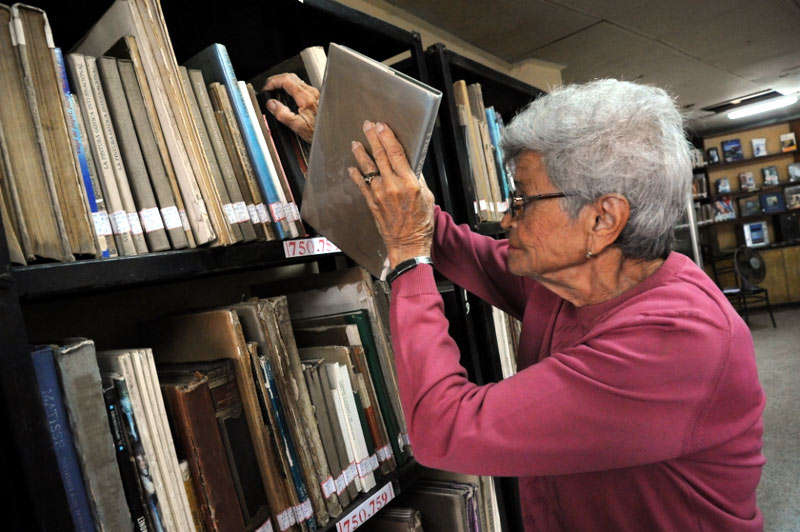 La experiencia le permite conocer la colección de casi toda la biblioteca holguinera. bibliotecaria maria hg 2