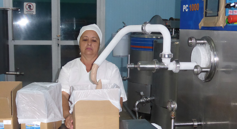 Trabajadora durante el proceso de elaboración de helados.Fotos: Del autor Foto: Del autor