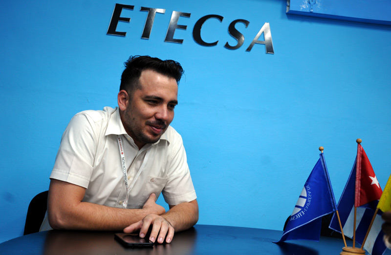 Alfredo Chiong es un joven informático destacado en el colectivo de trabajadores de Etecsa. Fotos: Elder Leyva etecsa entrevista 1
