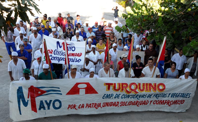 Ambiente festivo entre los trabajadores de la fábrica de conservas Turquino en Holguín. Foto: Elder Leyva Foto: Elder Leyva