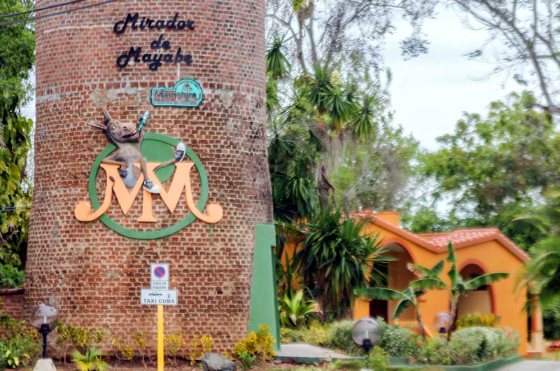 La presencia del burro Pancho atrae la atención de los visitantes en el Mirador de Mayabe mirador de mayabe 4