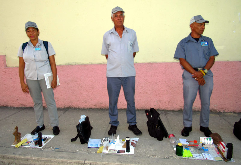 Los operarios cuentan con los instrumentos necesarios para realizar sus labores en cada hogar, centro laboral y estudiantil. mosquito contiengente 2