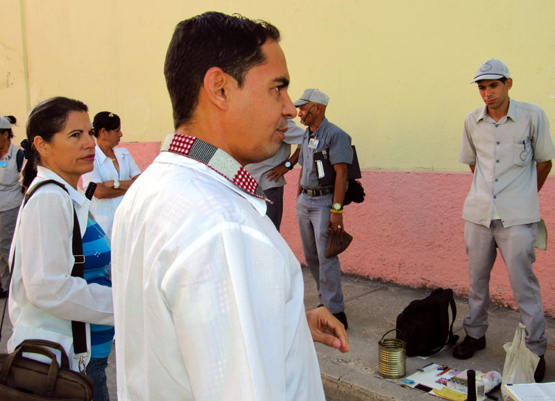 Especialistas dialogan con los operarios previo al recorrido por las áreas de salud. Fotos: Alexis del Toro mosquito contiengente 3
