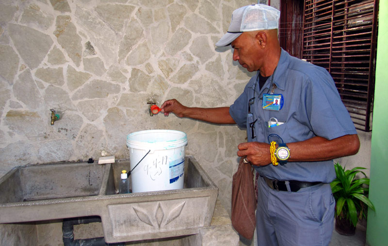 La colocación de contenedores de abate en los recipientes de almacenamiento de agua en hogares es fundamental. mosquito contiengete 1