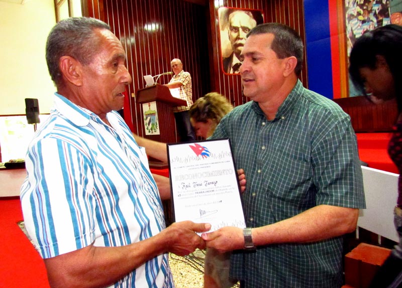 Trabajador del Partido con 45 años ininterrumpidos recibe el reconocimiento de Ernesto Santiesteban, primer secretario del PCC en Holguín. Fotos: Alexis del Toro partido homenaje 1