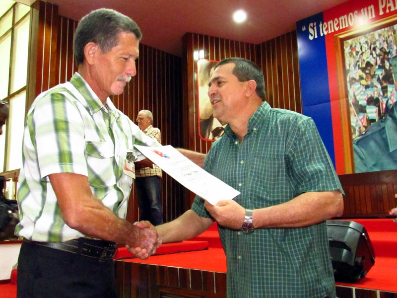 El Día del trabajador del Partido Comunista de Cuba (PCC) se celebró este martes en la provincia de Holguín partido homenaje 2