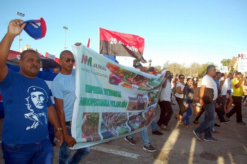 Los trabajadores holguineros desfilan con sus respectivos Sindicatos. Foto: Aroldo García primero de mayo hg preambulo 2