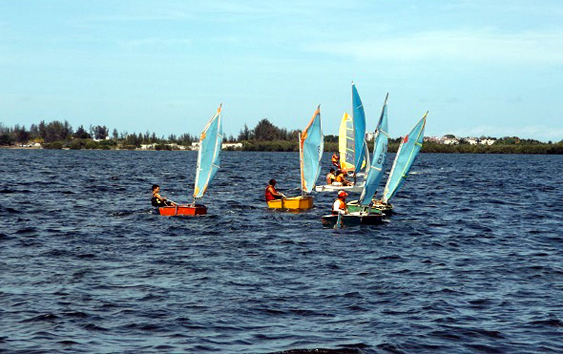 Los veleros holguineros obtuvieron el tercer lugar por provincias en el campeonato nacional efectuado en Caibarién. Foto: Radio Caibarién velas hg 01