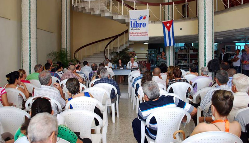Fotos: de la autora y Luis Ernesto Ruiz biblioteca portada
