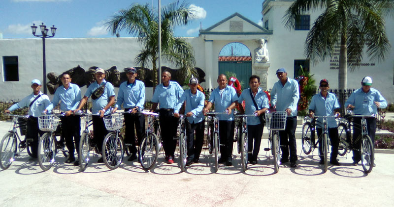 Carteros holguineros reunidos en el parque Martí Foto: de la autora carteros hg