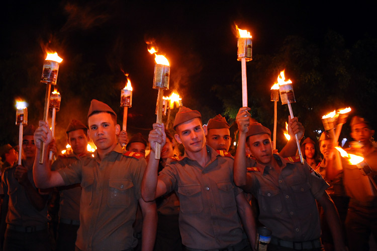 Estudiantes de la Escuela Militar Camilo Cienfuegos rinden homenaje al Apóstol desfile antorcha 2