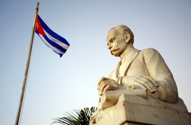 Una estatua en homenaje a Martí se levanta en un parque homónimo en Holguín desfile antorcha 3