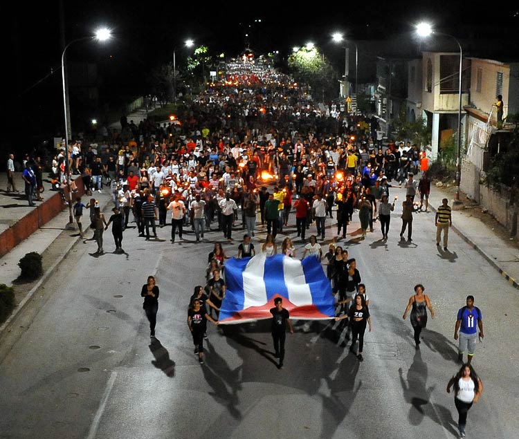 La Avenida Los Libertadores recibió a cientos de estudiantes holguineros desfile antorcha 5