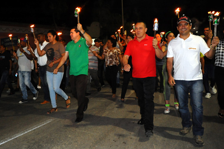 Las autoridades políticas y gubernamentales holguineras encabezaron la Marcha desfile antorcha 8