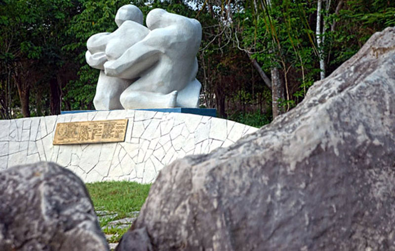 Monumento en homenaje a los mártires de las Pascuas Sangrientas localizado en la Plaza de la Revolución de Holguín. / Fotos: Ecured electa arenal pascuas 1