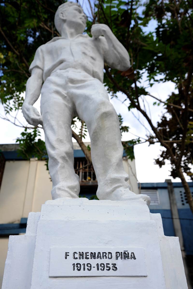 Una escultura en su memoria se erige en Holguín fernando chenard 2