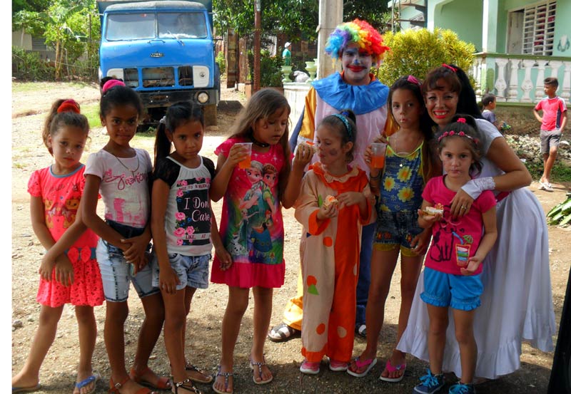 Los promotores del Proyecto Sociocultural Venga la Esperanza comparten arte y alegría en las comunidades más sensibles del Reparto “Alcides Pino”. proyecto alcides pino 04