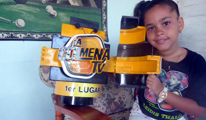 La pequeña Leydis Thalía Paredes Neyra ganó el primer lugar en el programa competitivo La Colmena. / Foto: Radio Angulo. suceso 03 leydis premio co