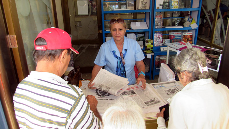Los holguineros acuden a los estanquillos de la empresa Correos de Cuba tabloide venta 2