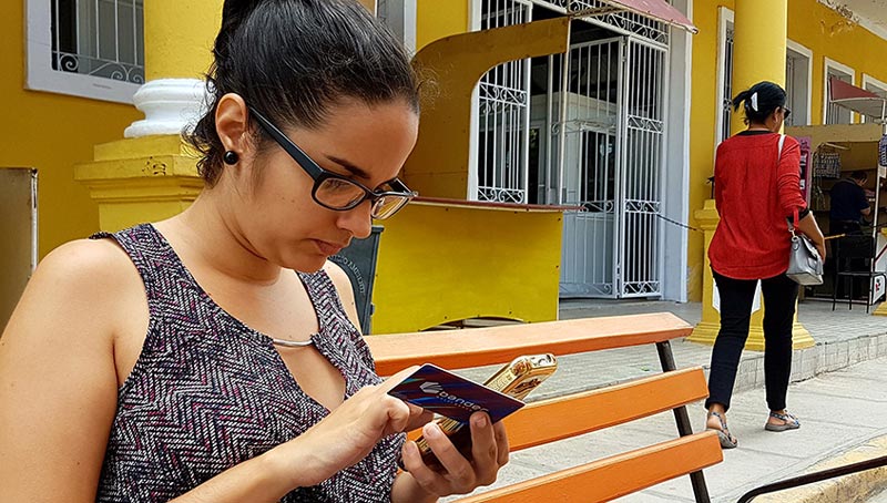 Ania Delia actualiza las redes sociales de la emisora provincial de Holguín. Tomada del perfil institucional de Radio Angulo en Facebook. Entrevista A Delia 03