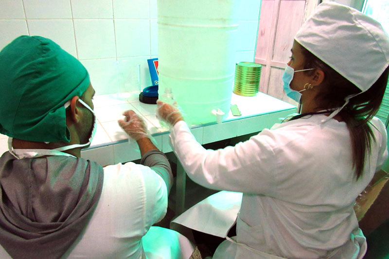 El laboratorio de la UEB Turquino sumó a sus tareas la elaboración de hipoclorito de sodio al uno por ciento y solución de alcohol Fca Turquino Alexis Laboratorio 03