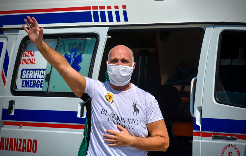 El canadiense recuperado de la COVID-19 es el primer paciente que egresa del hospital Fermín Valdés Domíguez. Fotos: Juan Pablo Carreras canadiense de alta covid 19
