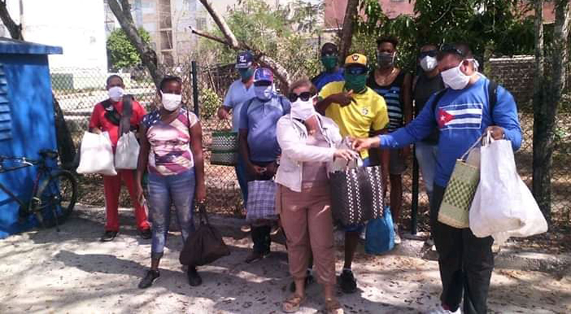 Trabajadores del Combinado Deportivo Pedro Díaz Coello contribuyen en la entrega de alimentos a personas vulnerables ante la COVID- 19. Fotos: cortesía de Yoenis Duboy trabajadoresCovid2