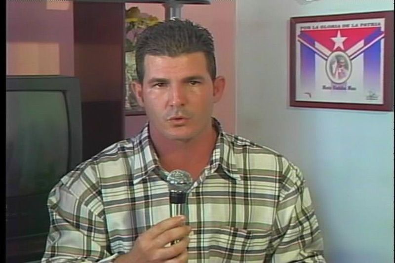 A inicios de 2003 comenzó a laborar en la Redacción Deportiva de Tele Cristal. vladimir 2
