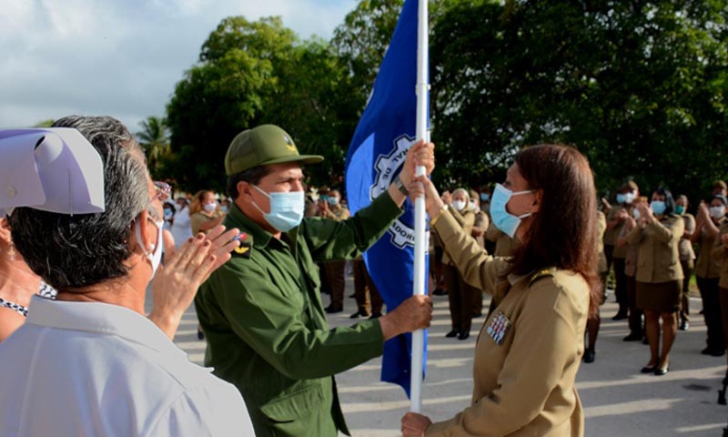 La teniente coronel Milagros Mekin Guerra, directora general de la institución recibió la insignia de manos de Ernesto Santiesteban Velázquez, presidente del Consejo de Defensa Provincial Bandera Hospital militar CRD 4