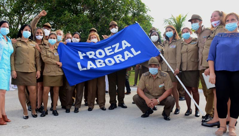 El colectivo de trabajadores del hospital militar Fermín Valdés Domínguez fue merecedor de la bandera Proeza Laboral, en reconocimiento al arduo trabajo desempeñado en el enfrentamiento a la COVID-19. Fotos: Carlos Rafael Bandera Hospital militar CRD 5