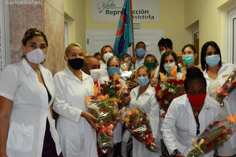 El Colectivo fue merecedor de la bandera 60 Aniversario de la Federación de Mujeres Cubanas Centro infertilidad Holguín